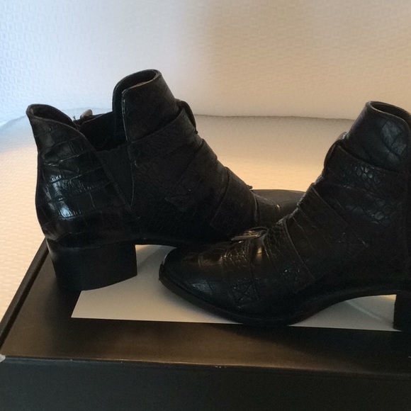 Ladies, black, leather, booties. - Picture 5 of 6